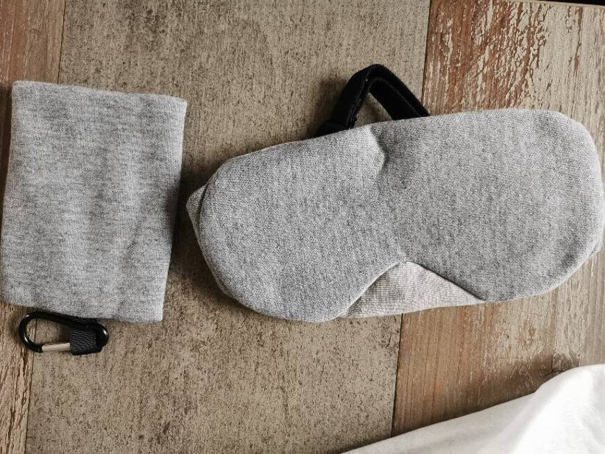 Die kleine, handliche Reisetasche erhältst Du zusätzlich zu der Schlafmaske von Mavogel.